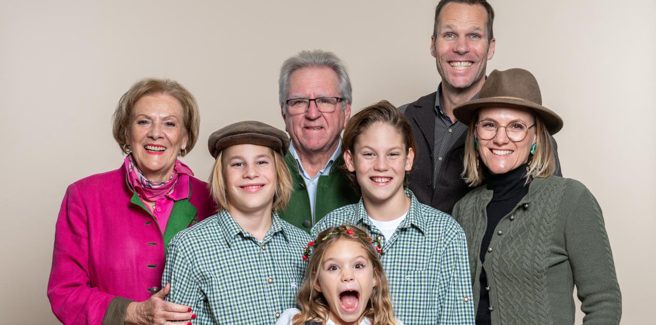 Das romantische Familienhotel direkt am Bergsee, im Winter absolut schneesicher, im Sommer angenehm fresh an der Grenze zwischen Steiermark und Kärnten. Schifahren, Snowboarden, Schneeschuhwandern, Eislaufen, Langlaufen, Eisbaden im Winter, Wandern, Mountainbiken, Jagd, Kaltbaden und Entspannung im Sommer. Yoga, Retreats, Wellness, Spa, Seminar und Hochzeit mitten im Zirbenwald mit Bali Flair. Bio regionale Kulinarik, gerne auch vegan und vegetarisch. Springenschmidt Portrait und Family 2022-11-21_0568