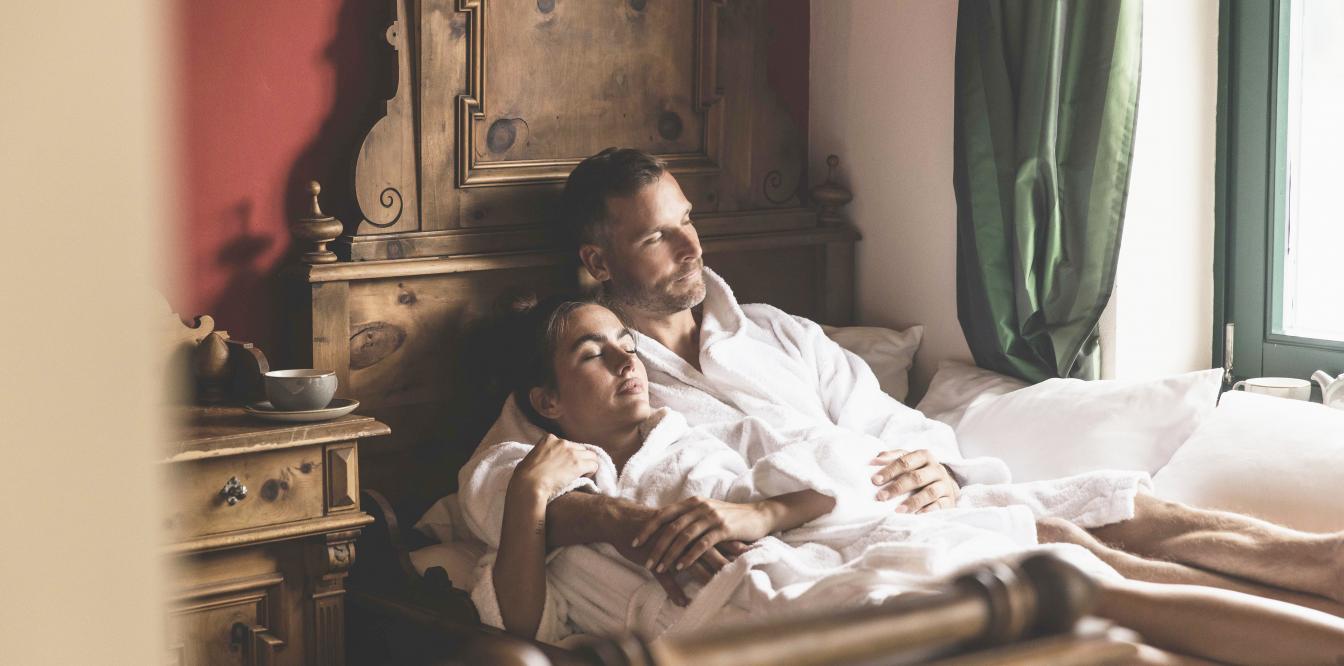 Das romantische Familienhotel direkt am Bergsee, im Winter absolut schneesicher, im Sommer angenehm fresh an der Grenze zwischen Steiermark und Kärnten. Schifahren, Snowboarden, Schneeschuhwandern, Eislaufen, Langlaufen, Eisbaden im Winter, Wandern, Mountainbiken, Jagd, Kaltbaden und Entspannung im Sommer. Yoga, Retreats, Wellness, Spa, Seminar und Hochzeit mitten im Zirbenwald mit Bali Flair. Bio regionale Kulinarik, gerne auch vegan und vegetarisch. 088A9186