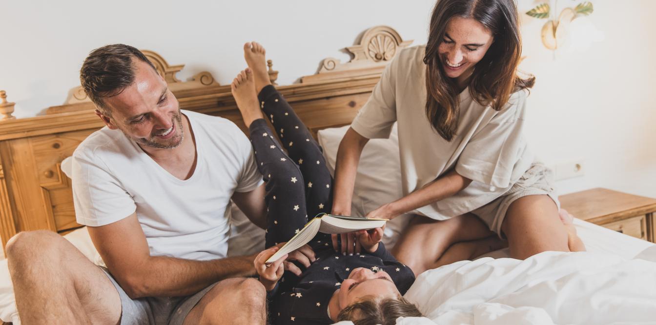 Das romantische Familienhotel direkt am Bergsee, im Winter absolut schneesicher, im Sommer angenehm fresh an der Grenze zwischen Steiermark und Kärnten. Schifahren, Snowboarden, Schneeschuhwandern, Eislaufen, Langlaufen, Eisbaden im Winter, Wandern, Mountainbiken, Jagd, Kaltbaden und Entspannung im Sommer. Yoga, Retreats, Wellness, Spa, Seminar und Hochzeit mitten im Zirbenwald mit Bali Flair. Bio regionale Kulinarik, gerne auch vegan und vegetarisch. 088A9660