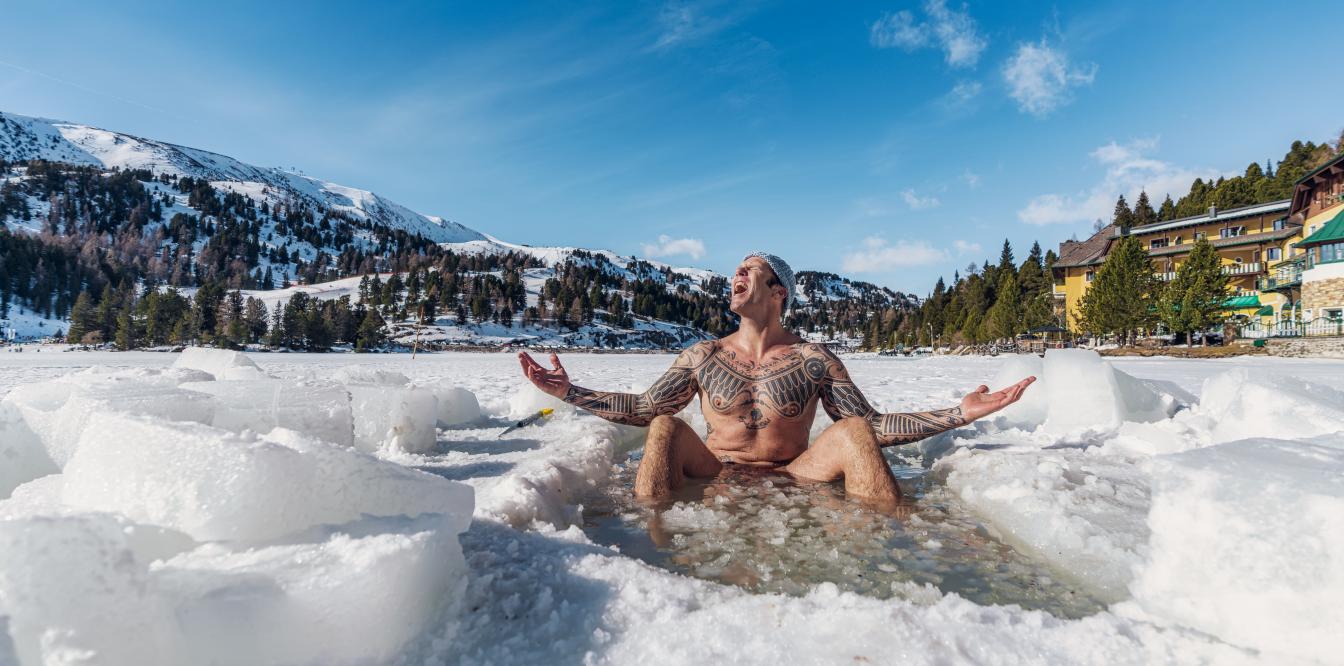 Das romantische Familienhotel direkt am Bergsee, im Winter absolut schneesicher, im Sommer angenehm fresh an der Grenze zwischen Steiermark und Kärnten. Schifahren, Snowboarden, Schneeschuhwandern, Eislaufen, Langlaufen, Eisbaden im Winter, Wandern, Mountainbiken, Jagd, Kaltbaden und Entspannung im Sommer. Yoga, Retreats, Wellness, Spa, Seminar und Hochzeit mitten im Zirbenwald mit Bali Flair. Bio regionale Kulinarik, gerne auch vegan und vegetarisch. Eisbaden auf der Turrach 2024-02-04_237