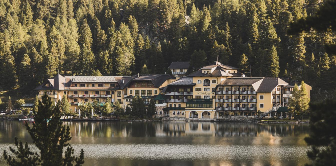 Das romantische Familienhotel direkt am Bergsee, im Winter absolut schneesicher, im Sommer angenehm fresh an der Grenze zwischen Steiermark und Kärnten. Schifahren, Snowboarden, Schneeschuhwandern, Eislaufen, Langlaufen im Winter, Wandern, Mountainbiken, Jagd und Entspannung im Sommer. Yoga, Retreats, Wellness, Spa, Seminar und Hochzeit mitten im Zirbenwald mit Bali Flair. Bio regionale Kulinarik, gerne auch vegan und vegetarisch. 088A2609