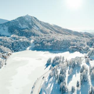 Das romantische Familienhotel direkt am Bergsee, im Winter absolut schneesicher, im Sommer angenehm fresh an der Grenze zwischen Steiermark und Kärnten. Schifahren, Snowboarden, Schneeschuhwandern, Eislaufen, Langlaufen im Winter, Wandern, Mountainbiken, Jagd und Entspannung im Sommer. Yoga, Retreats, Wellness, Spa, Seminar und Hochzeit mitten im Zirbenwald mit Bali Flair. Bio regionale Kulinarik, gerne auch vegan und vegetarisch. 