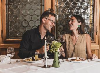 Das romantische Familienhotel direkt am Bergsee, im Winter absolut schneesicher, im Sommer angenehm fresh an der Grenze zwischen Steiermark und Kärnten. Schifahren, Snowboarden, Schneeschuhwandern, Eislaufen, Langlaufen im Winter, Wandern, Mountainbiken, Jagd und Entspannung im Sommer. Yoga, Retreats, Wellness, Spa, Seminar und Hochzeit mitten im Zirbenwald mit Bali Flair. Bio regionale Kulinarik, gerne auch vegan und vegetarisch. 088A0465