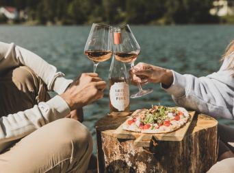 Das romantische Familienhotel direkt am Bergsee, im Winter absolut schneesicher, im Sommer angenehm fresh an der Grenze zwischen Steiermark und Kärnten. Schifahren, Snowboarden, Schneeschuhwandern, Eislaufen, Langlaufen im Winter, Wandern, Mountainbiken, Jagd und Entspannung im Sommer. Yoga, Retreats, Wellness, Spa, Seminar und Hochzeit mitten im Zirbenwald mit Bali Flair. Bio regionale Kulinarik, gerne auch vegan und vegetarisch. 088A1376