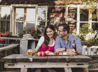 Das romantische Familienhotel direkt am Bergsee, im Winter absolut schneesicher, im Sommer angenehm fresh an der Grenze zwischen Steiermark und Kärnten. Schifahren, Snowboarden, Schneeschuhwandern, Eislaufen, Langlaufen im Winter, Wandern, Mountainbiken, Jagd und Entspannung im Sommer. Yoga, Retreats, Wellness, Spa, Seminar und Hochzeit mitten im Zirbenwald mit Bali Flair. Bio regionale Kulinarik, gerne auch vegan und vegetarisch. 088A2746