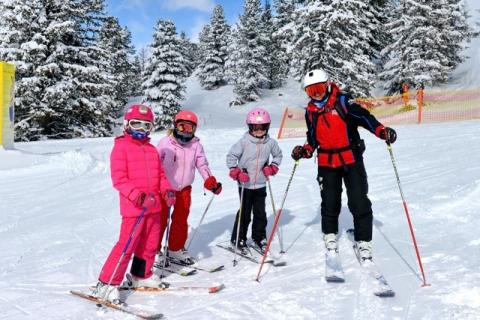 Kinder und Skilehrer beim Skikurs mit der Skischule Pertl