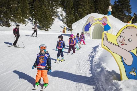 Kinder fahren Ski in einer Schlange im KidsSlope auf der Turracher Höhe.