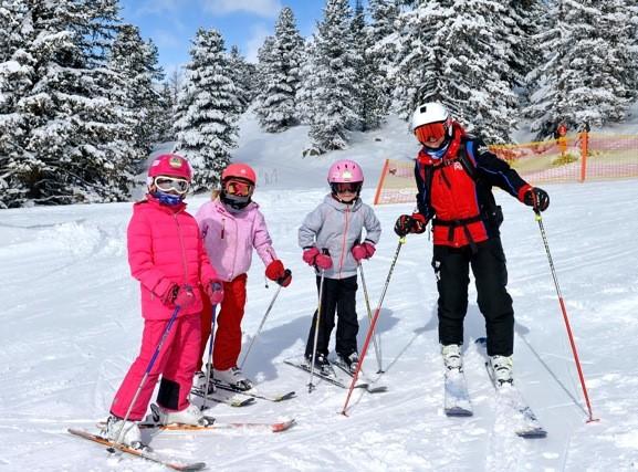 Kinder und Skilehrer beim Skikurs mit der Skischule Pertl Skischule Pertl