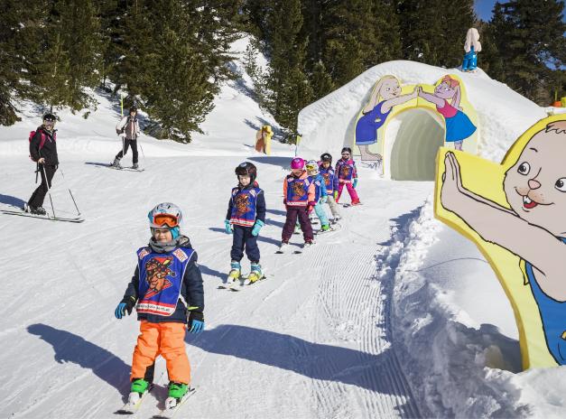 Kinder fahren Ski in einer Schlange im KidsSlope auf der Turracher Höhe. KidsSlope auf der Turrach