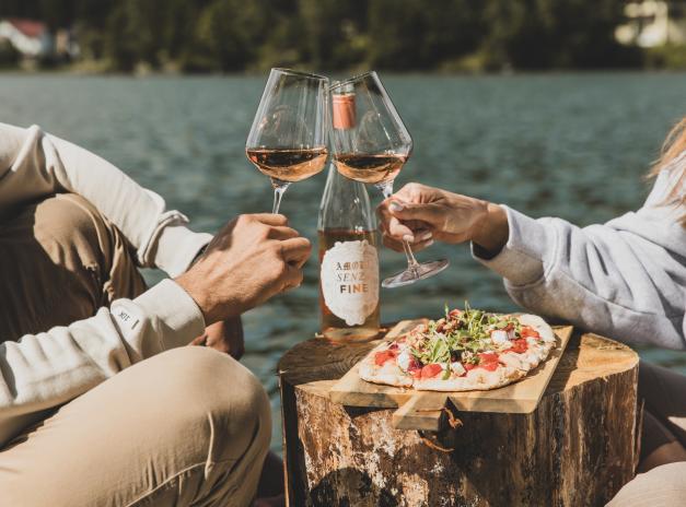 Das romantische Familienhotel direkt am Bergsee, im Winter absolut schneesicher, im Sommer angenehm fresh an der Grenze zwischen Steiermark und Kärnten. Schifahren, Snowboarden, Schneeschuhwandern, Eislaufen, Langlaufen im Winter, Wandern, Mountainbiken, Jagd und Entspannung im Sommer. Yoga, Retreats, Wellness, Spa, Seminar und Hochzeit mitten im Zirbenwald mit Bali Flair. Bio regionale Kulinarik, gerne auch vegan und vegetarisch. 088A1376