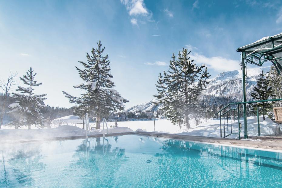 Pool Außenansicht (c) Seehotel Jägerwirt - Blendpunkt_Bearbeitet